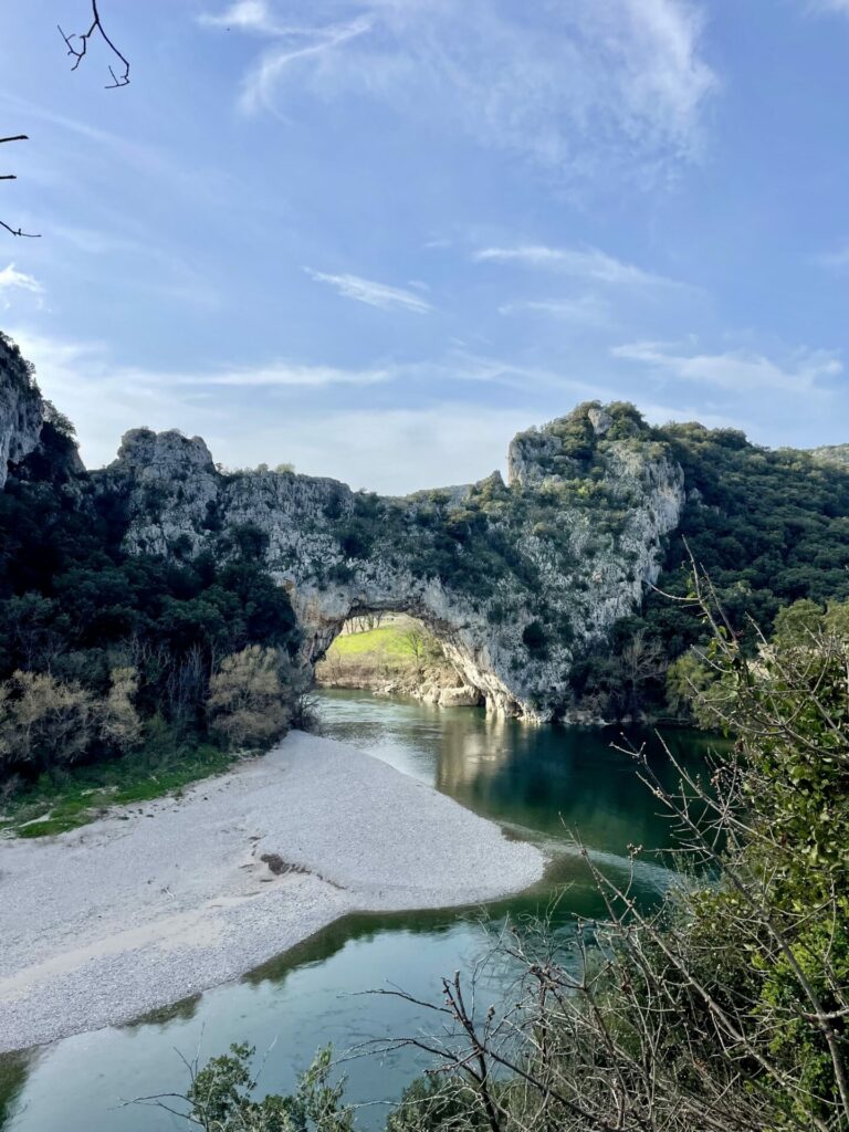 steinbruecke pont d'arc ardeche frankreich reiseuhu