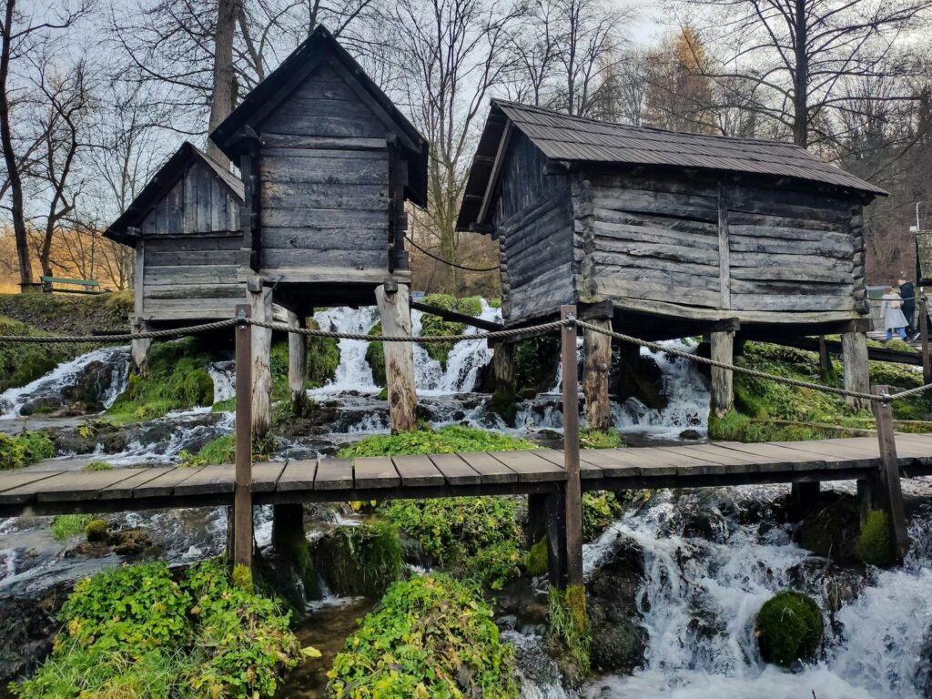 Bosnien und Herzegowina, Wassermühlen Mlinčići am See Plivsko jezero