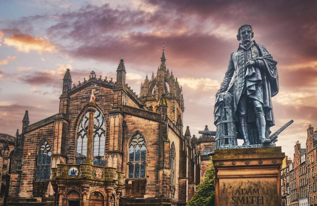 Schottland, Edinburgh, Royal Mile mit Adam Smith Statue