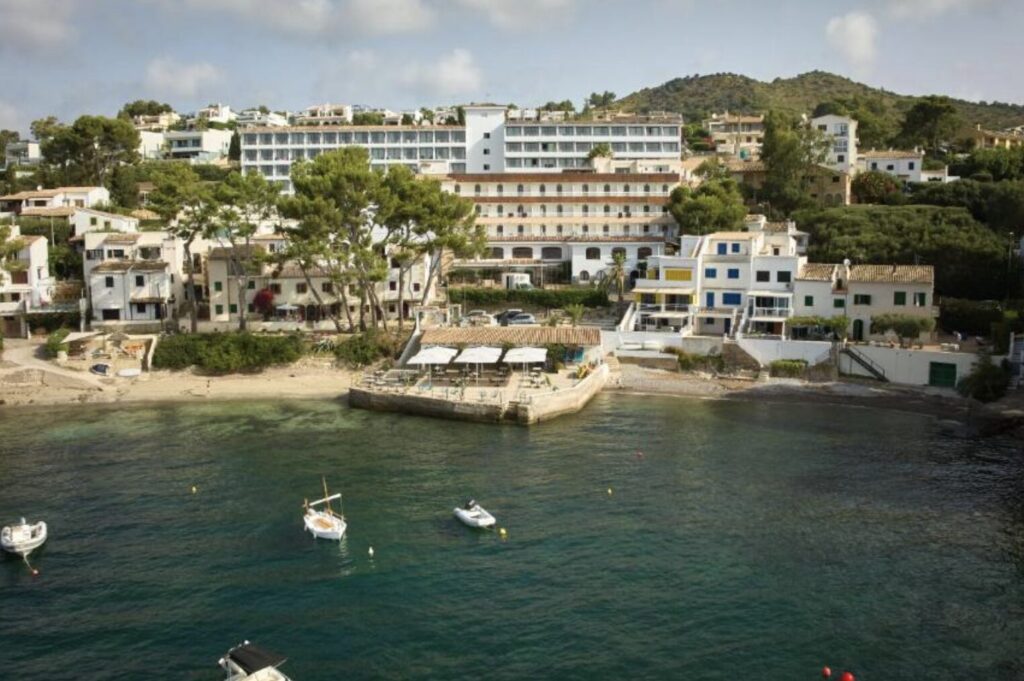 Mallorca Kurzurlaub: 1 Woche im strandnahen top Hotel mit Frühstück & Flug ab 576€ p.P. im DZ