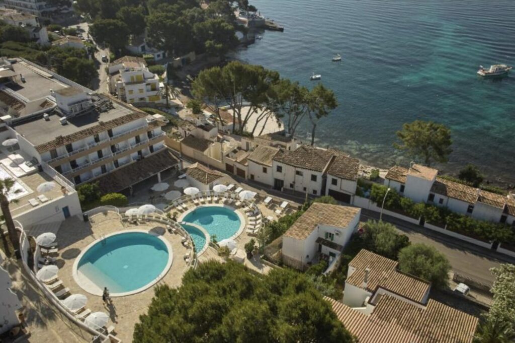 Mallorca Kurzurlaub: 1 Woche im strandnahen top Hotel mit Frühstück & Flug ab 576€ p.P. im DZ