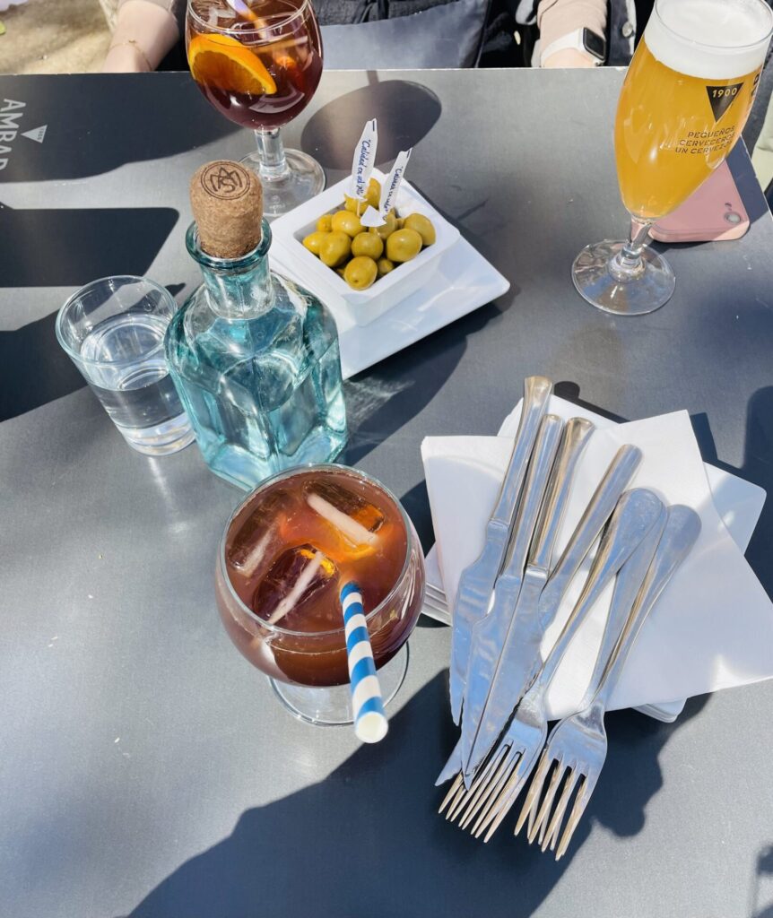 Barcelona, Authentische Kulissen und Tapas am Platz Plaça De La Vila de Gràcia