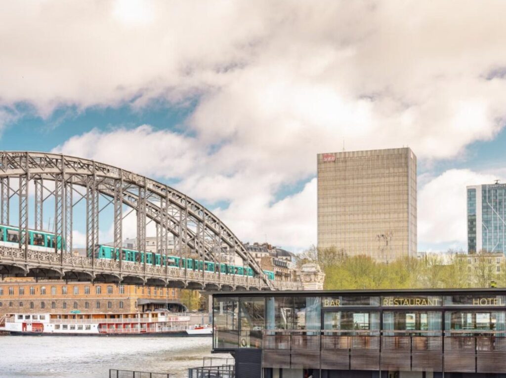 Paris Kurzreise: auf der Seine schwimmendes 4* Hotel ab 74€ p.P. (DZ)