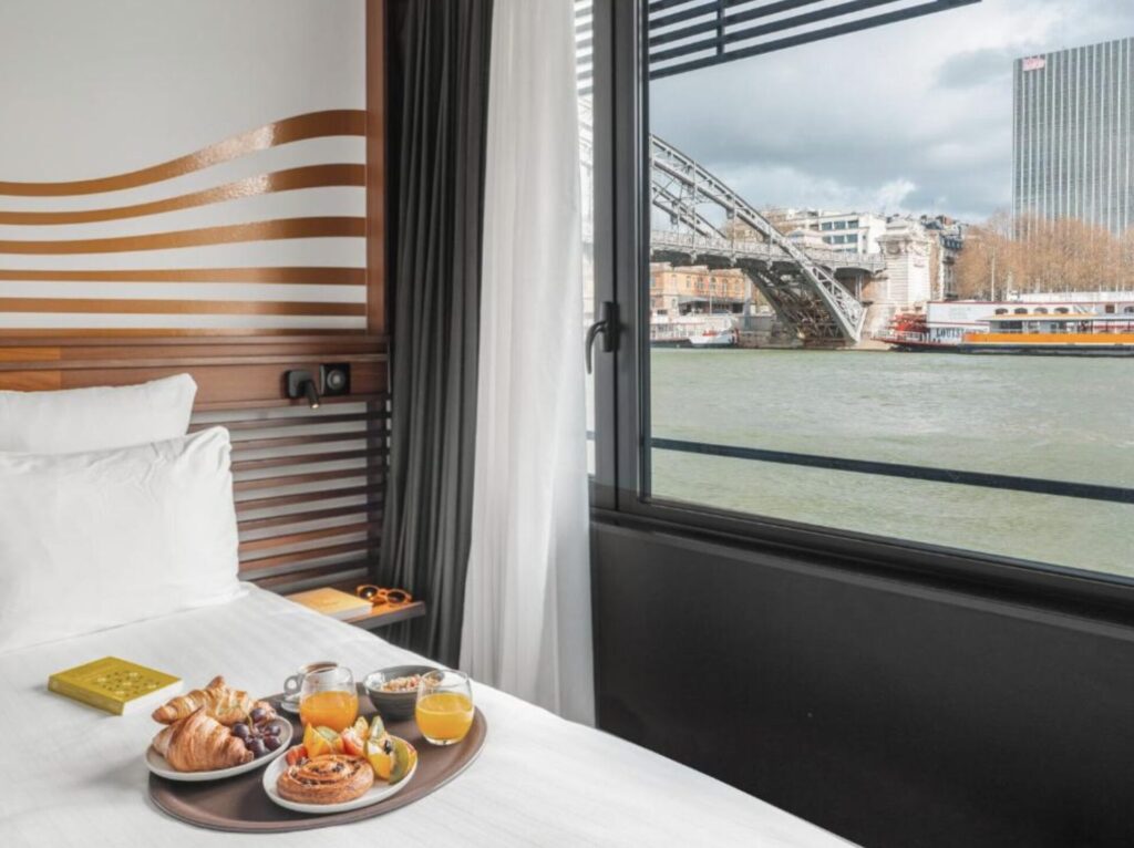 Paris Kurzreise: auf der Seine schwimmendes 4* Hotel ab 74€ p.P. (DZ)