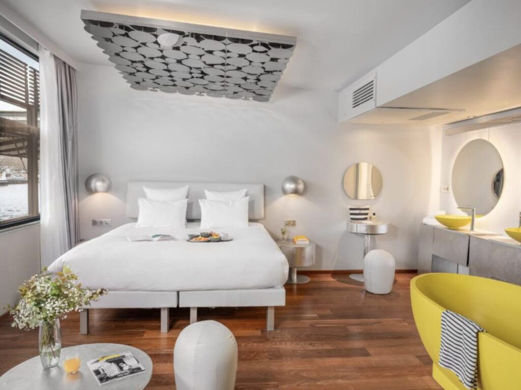 Paris Kurzreise: auf der Seine schwimmendes 4* Hotel ab 74€ p.P. (DZ)