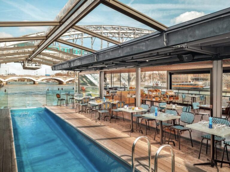 Paris Kurzreise: auf der Seine schwimmendes 4* Hotel ab 74€ p.P. (DZ)