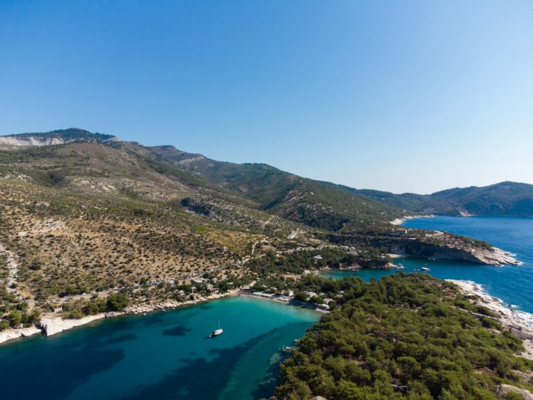 Griechenland, Vogelperspektive der Insel Thassos mit bergigem Hinterland und tollen Buchten