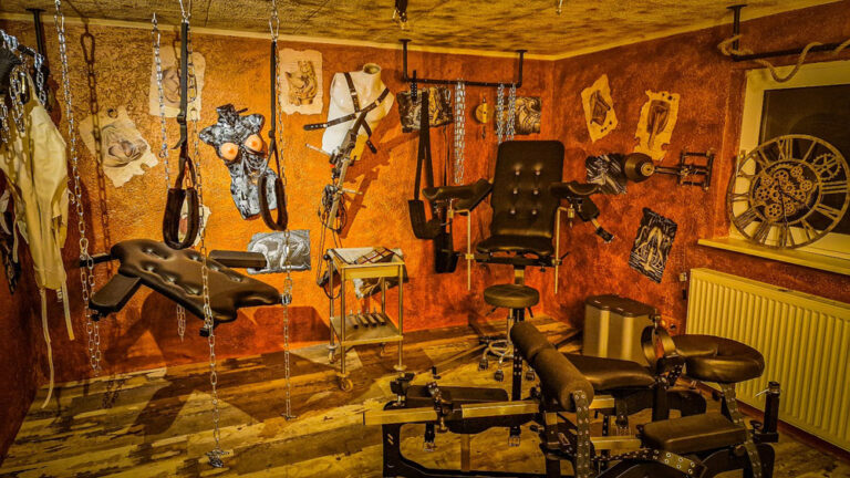 Urlaub in Hessen: BDSM-Apartment mit Whirlpool und Extras ab 125€ p.P.