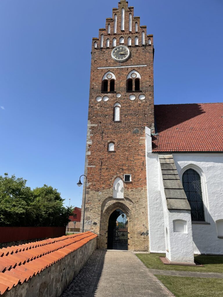 ahus kyrka schweden reiseuhu