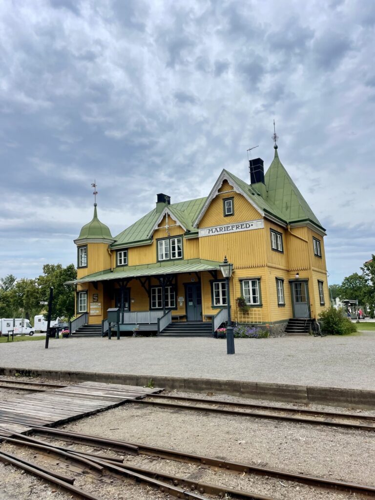 bahnhof mariefred schweden reiseuhu