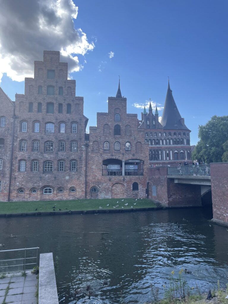 Lübeck, Fluss Trave mit Holstenstor im Hintergrund