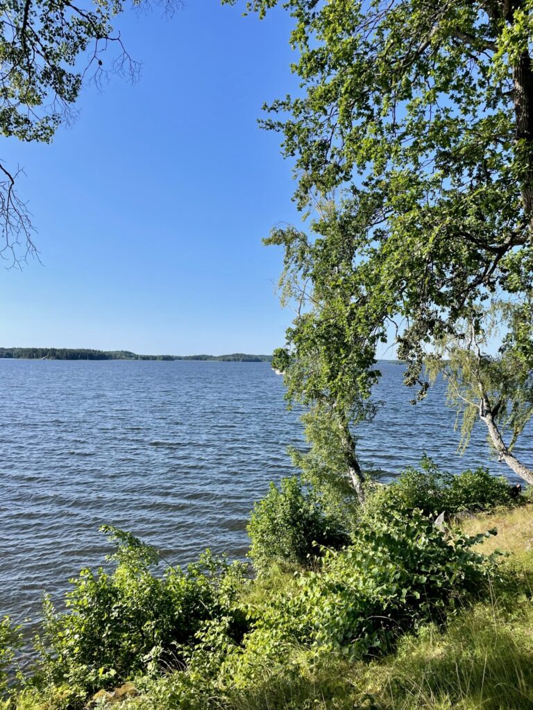 ⁨nykvarn⁩ schweden reiseuhu