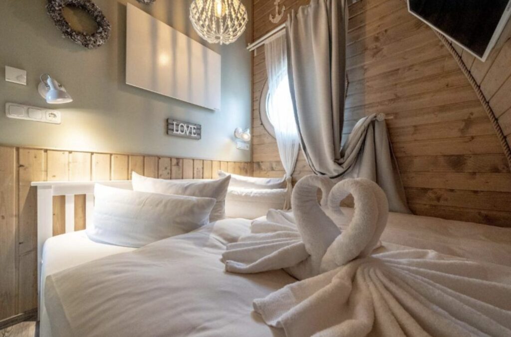 Sachsen Anhalt Kurzurlaub: Iglu auf dem Wasser mit Schwan Tretboot ab 42€ p.P. (bei 4 Leuten)