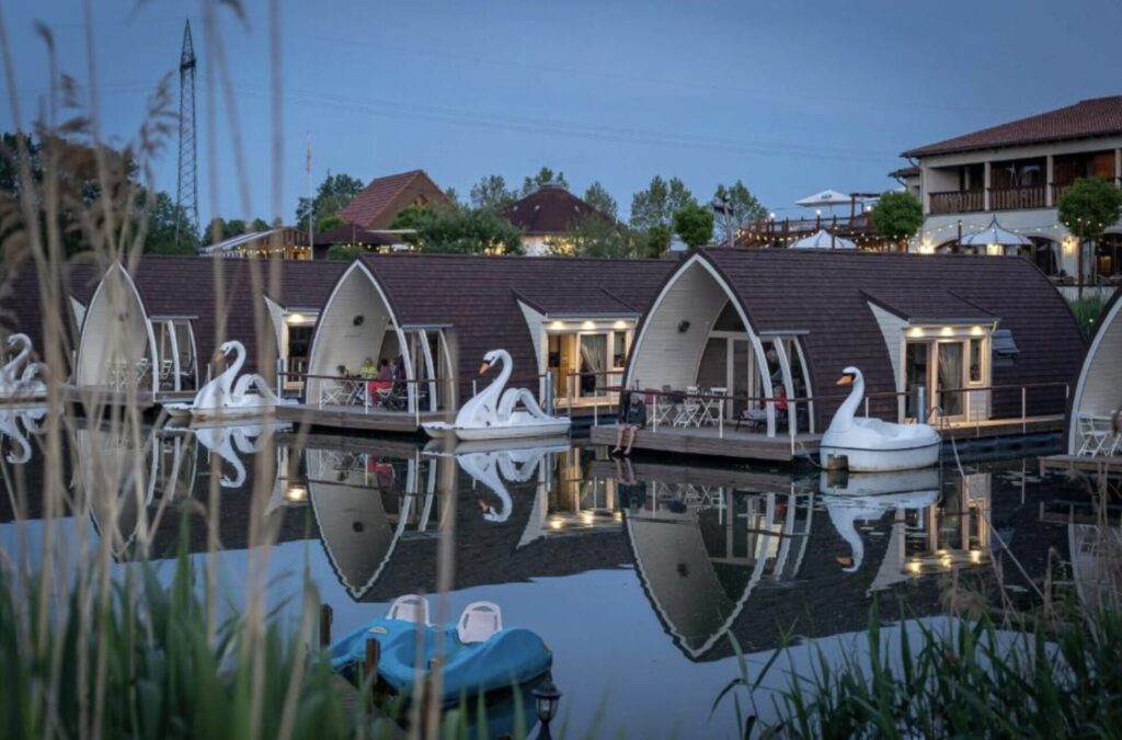 Sachsen Anhalt Kurzurlaub: Iglu auf dem Wasser mit Schwan Tretboot ab 42€ p.P. (bei 4 Leuten)