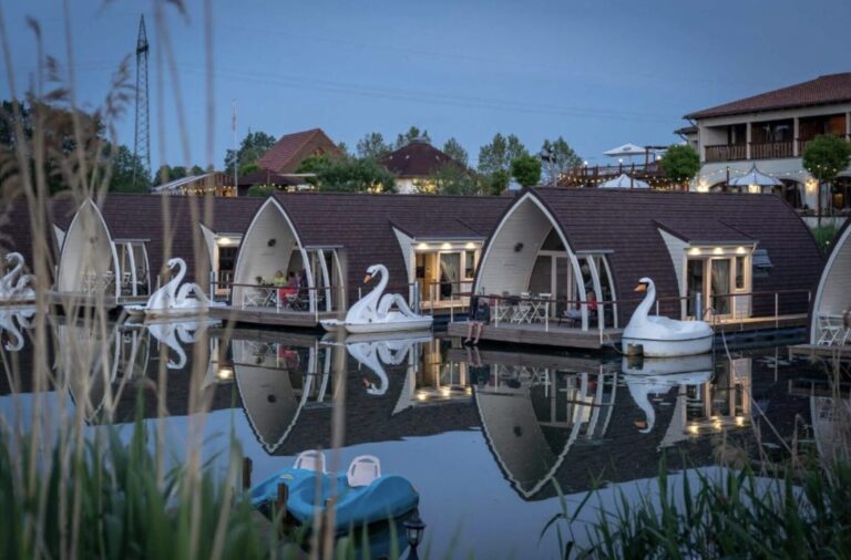 Sachsen Anhalt Kurzurlaub: Iglu auf dem Wasser mit Schwan Tretboot ab 42€ p.P. (bei 4 Leuten)