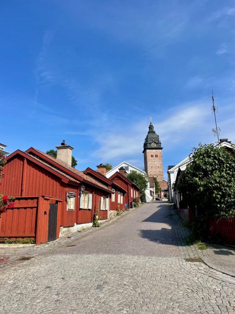 ⁨strängnäs kirche schweden reiseuhu⁩