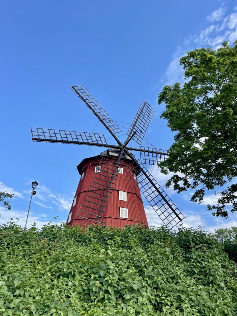 ⁨strängnäs windmühle schweden reiseuhu⁩