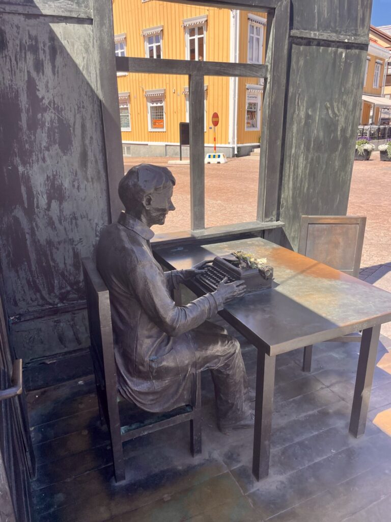 ⁨vimmerby astrid lindgren statue schweden reiseuhu⁩
