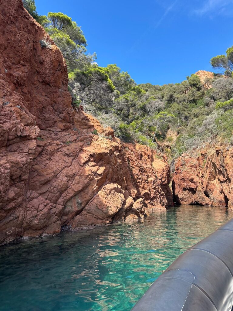 Frankreich, Côte d’Azur, Bootstour am Gebirge Esterel zwischen Cannes und Saint-Raphaël