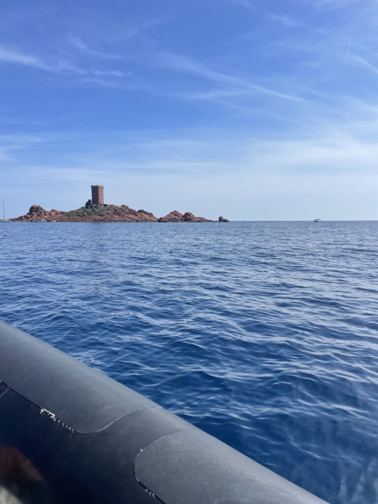 Frankreich, Côte d’Azur, Küstenabschnitt Le Dramont mit der kleinen Insel Île d'Or