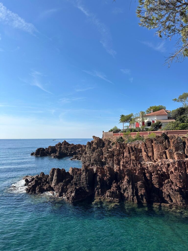 Frankreich, Wanderung ab dem Ort Saint-Raphaël auf dem Wanderweg Sentier de l'esterel