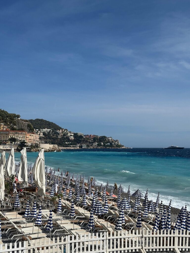 Frankreich, Stadt Nizza, Blick über den Strand Plage de Carras