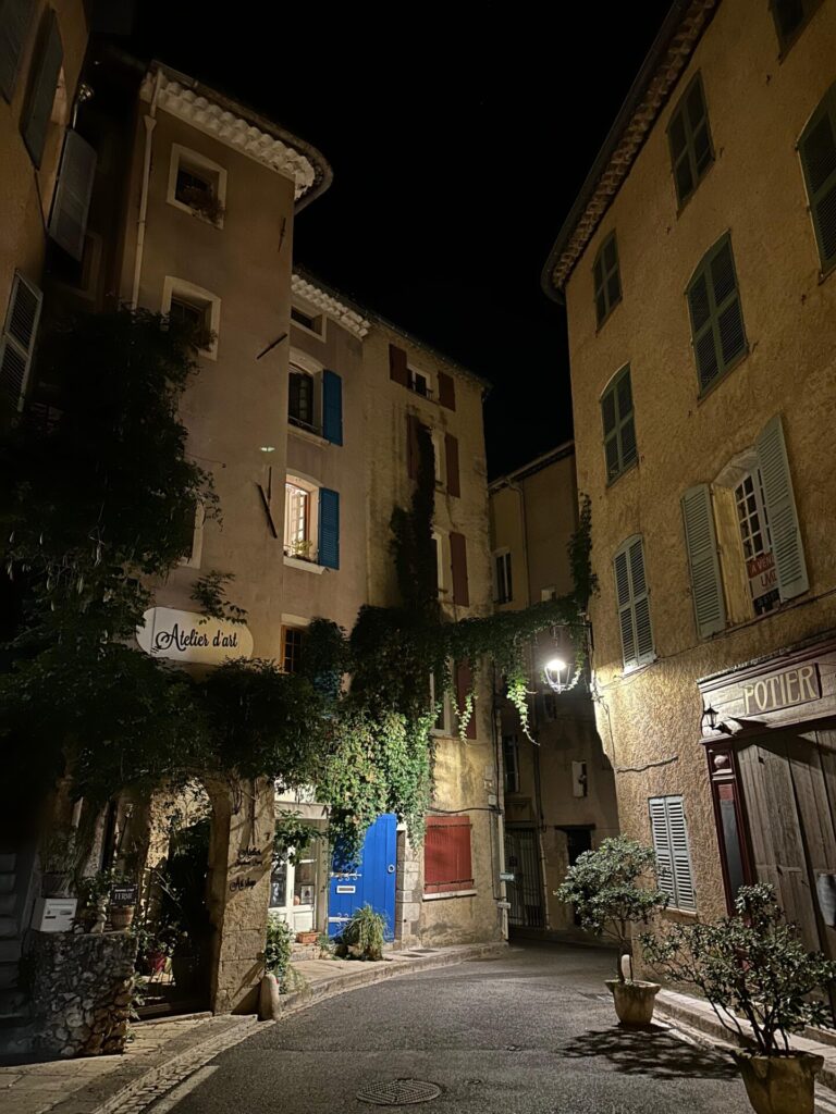 Frankreich, Straße im Ort Cotignac