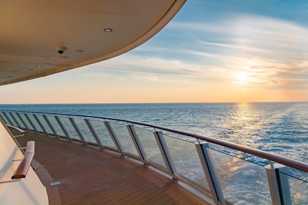 Sonnenuntergang vom Deck eines Kreuzfahrtschiffes