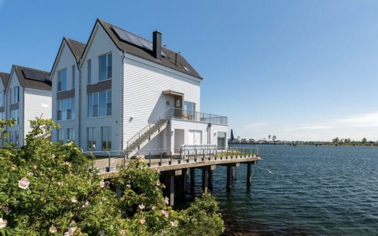 Luxus an der Ostsee: 4 Tage direkt am Wasser mit Privatstrand, Sauna & Whirlpool ab 200€ p.P. (bei 4 Leuten)