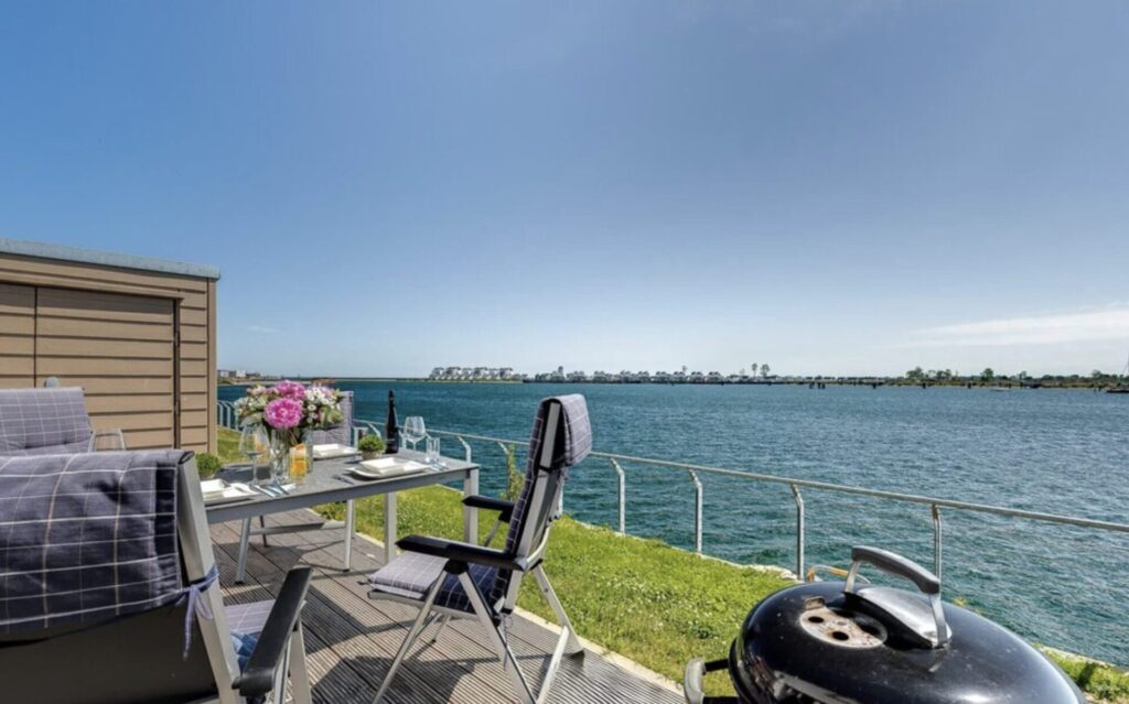 Luxus an der Ostsee: 4 Tage direkt am Wasser mit Privatstrand, Sauna & Whirlpool ab 200€ p.P. (bei 4 Leuten)