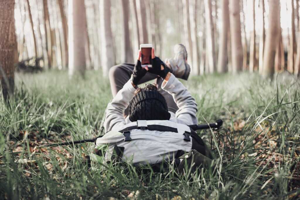 Smartphone Nutzung bei einer Wanderung