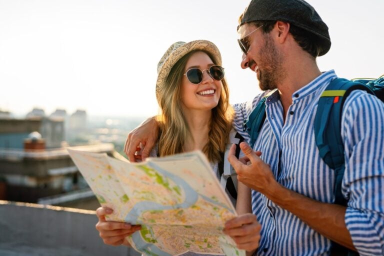 Hotel Deal – Multigutschein: 50€ zahlen und 100€ Reisegutschein erhalten Portrait,Of,Young,Tourists,Couple,With,Backpacks,Sightseeing,City,Together