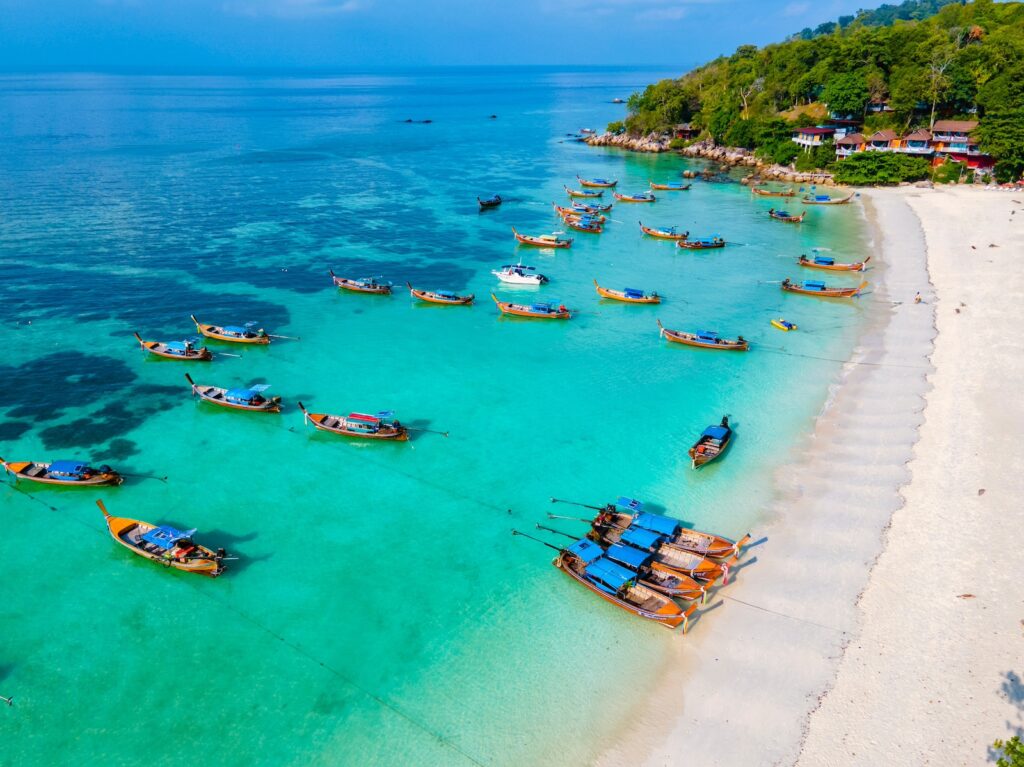 Thailand, Insel Koh Lipe, Boote am Strand