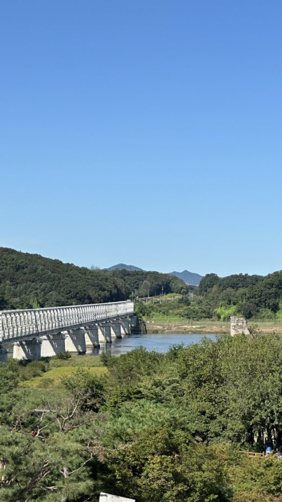 Blick von Südkorea auf Nordkorea mit Berg im Hintergrund