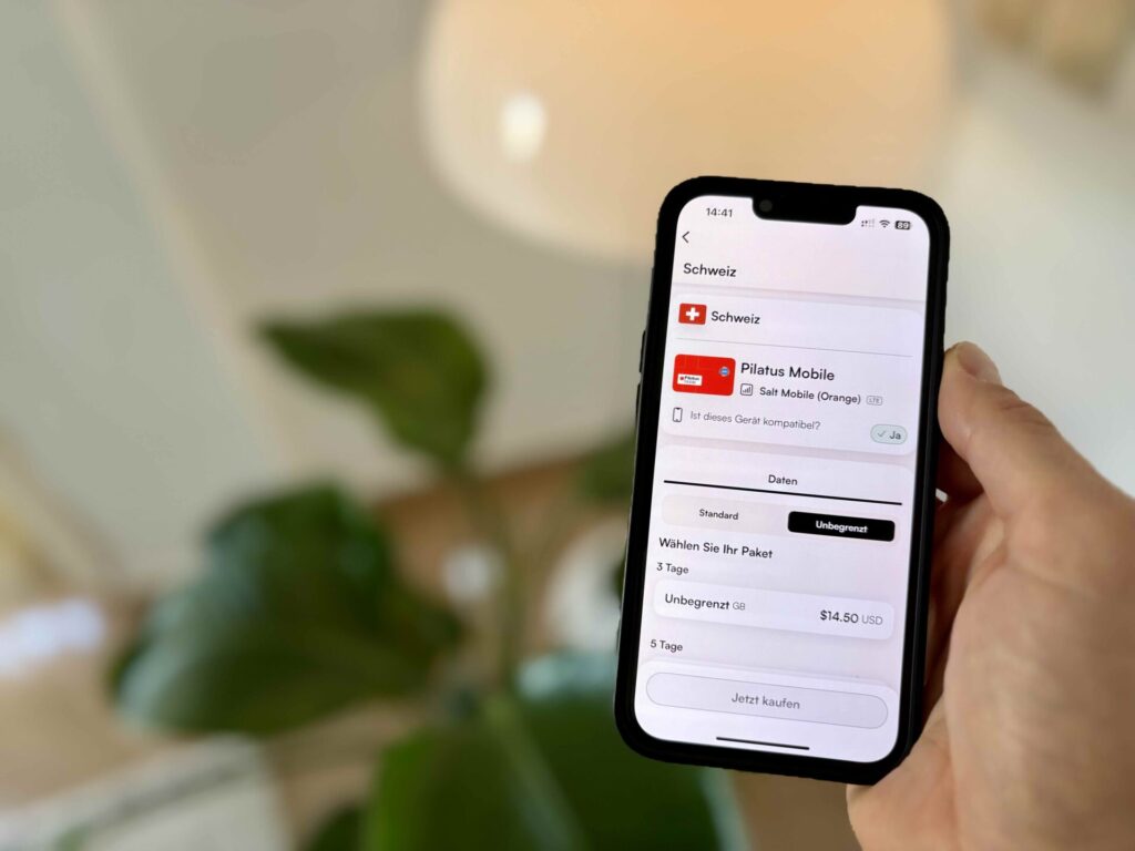 Obwohl die Schweiz mitten in Europa liegt, schließen viele Mobilfunkanbieter sie aus dem EU-Roaming aus und verlangen hohe Roaming-Gebühren. Eine eSIM kann diese Kosen effektiv vermeiden.