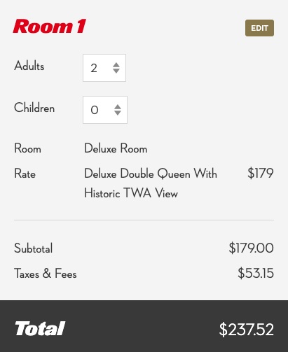 New York Reise: Hotelpool mit Blick auf das Rollfeld des JFK Flughafens