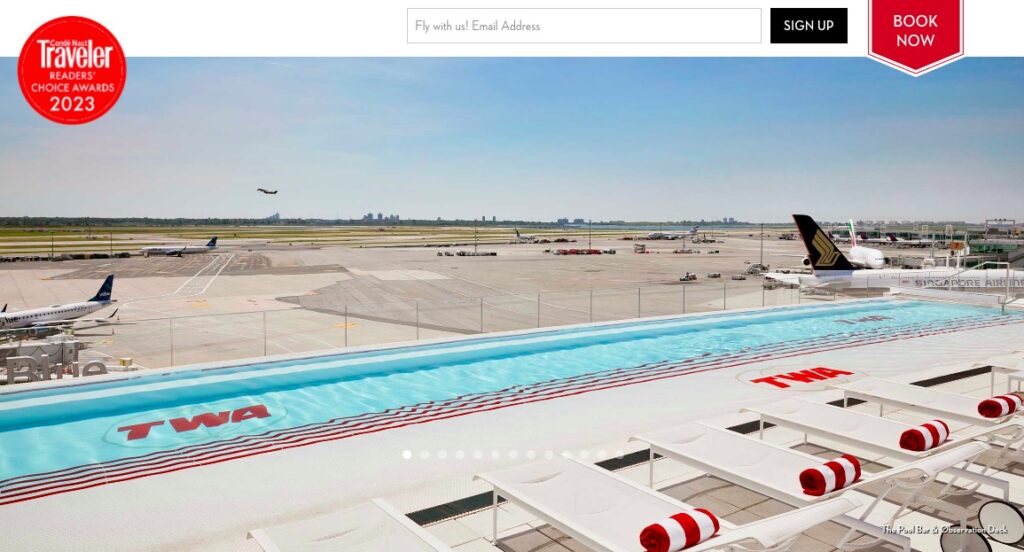 New York Reise: Hotelpool mit Blick auf das Rollfeld des JFK Flughafens