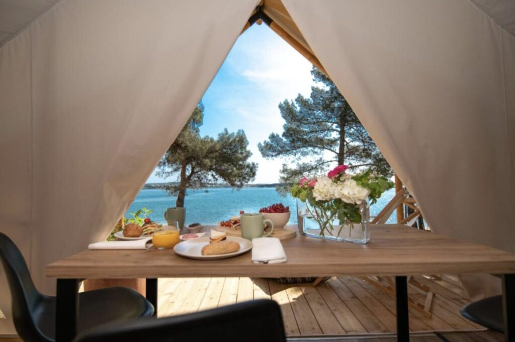 Glamping in Kroatien: 4* Resort direkt am Strand ab 37€ p.P.