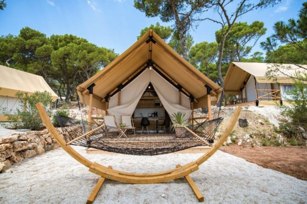 Glamping in Kroatien: 4* Resort direkt am Strand ab 37€ p.P.