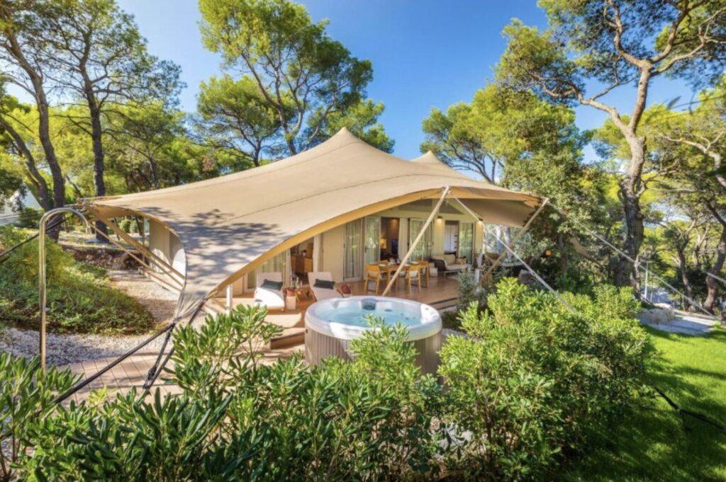 Glamping in Kroatien: 4* Resort direkt am Strand ab 37€ p.P.