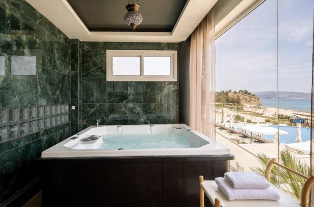 Urlaub auf Thassos: 1 Woche im 4* Strandhotel mit Halbpension, Swim up Zimmer, Flügen und Transfer ab 580€ p.P. (DZ)