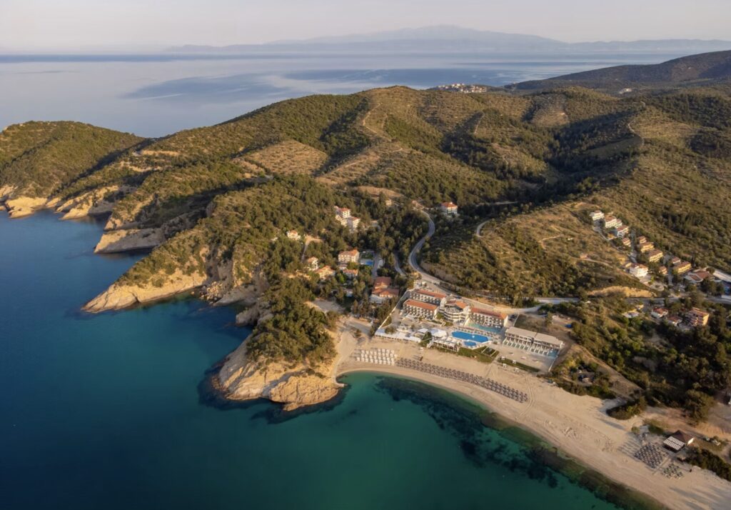 Urlaub auf Thassos: 1 Woche im 4* Strandhotel mit Halbpension, Swim up Zimmer, Flügen und Transfer ab 580€ p.P. (DZ)