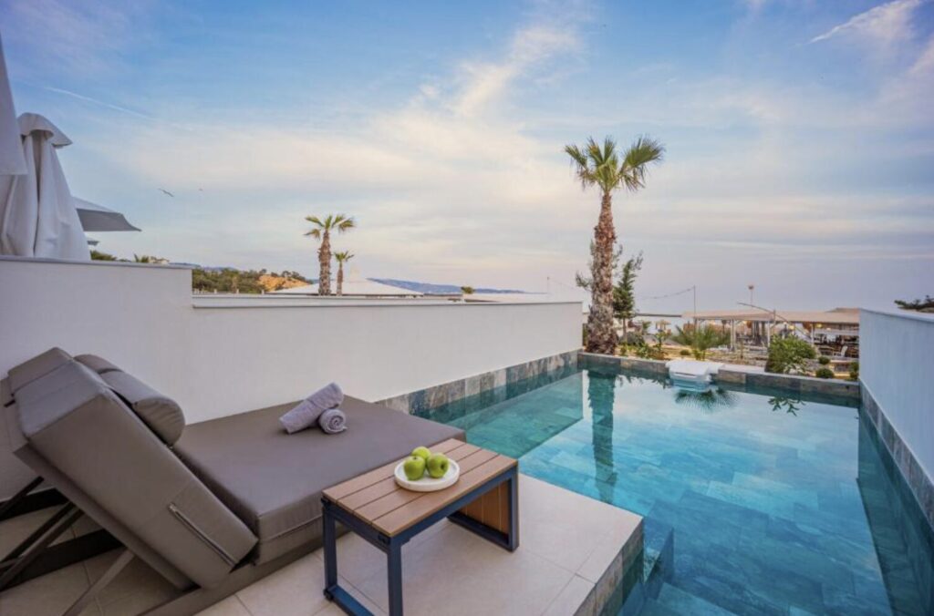 Urlaub auf Thassos: 1 Woche im 4* Strandhotel mit Halbpension, Swim up Zimmer, Flügen und Transfer ab 580€ p.P. (DZ)