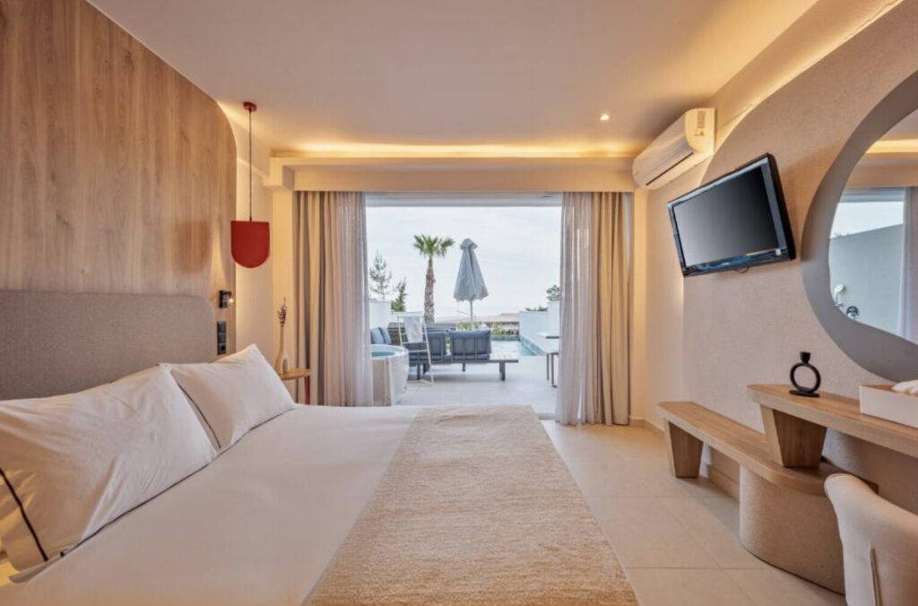 Urlaub auf Thassos: 1 Woche im 4* Strandhotel mit Halbpension, Swim up Zimmer, Flügen und Transfer ab 580€ p.P. (DZ)