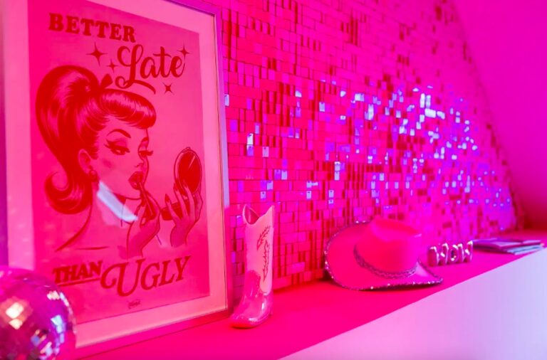 Glamping in Frankreich: Pinke Designunterkunft mit Bällebad ab 37€ p.P. (Vollbelegung) Bildschirmfoto 2026 03 16 um 08.15.33