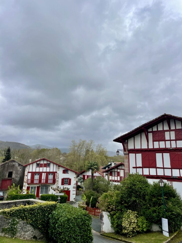 ainhoa stadt baskenland frankreich reiseuhu