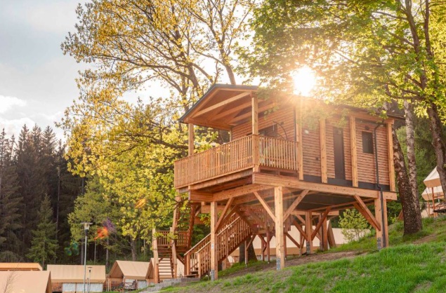 Urlaub im Chalet: 3 Tage in Österreich ab 156€ p.P. (bei 2 Leuten) im Baumhaus