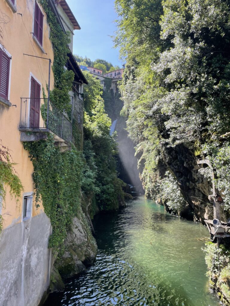 Wasserfall im Ort Nesso am Comer See