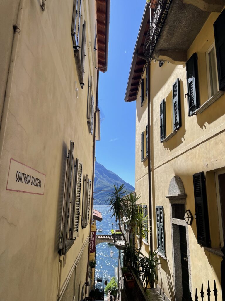 Italien, Straße in einem Ort am Comer See
