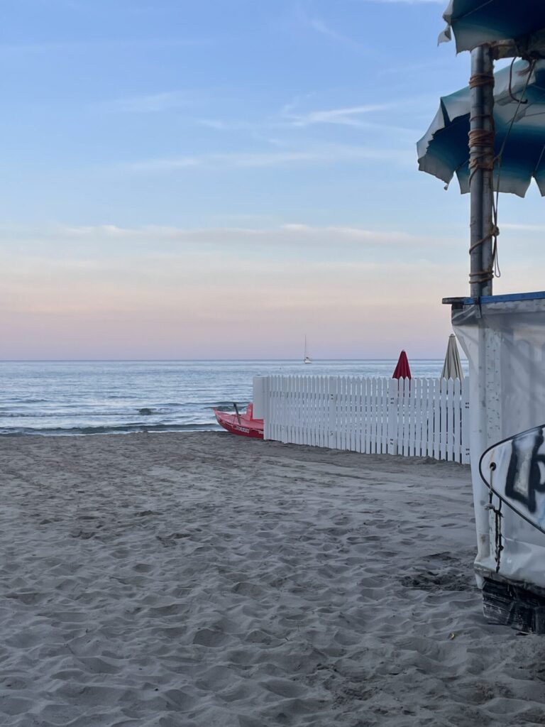 Sonnenuntergang am Strand von Diano Marina an der Italienischen Riviera